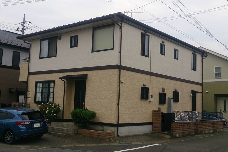 元々1階2階との堺に帯板があったのでそこを利用してツートンカラーで仕上げました。