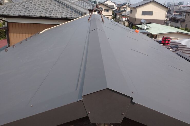 瓦屋根から軽量ガルバリウム鋼板に葺き替え